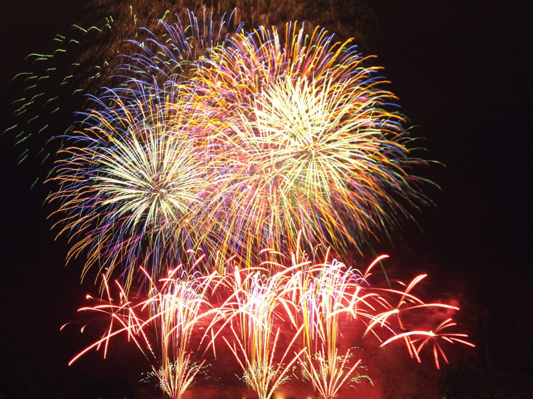 三郷花火大会2019の穴場と有料席のチケットは?場所取りの時間や屋台の場所も シアワセノキセキ 三郷花火大会2019の穴場と有料席のチケットは?場所取りの時間や屋台の場所も シアワセノキセキ