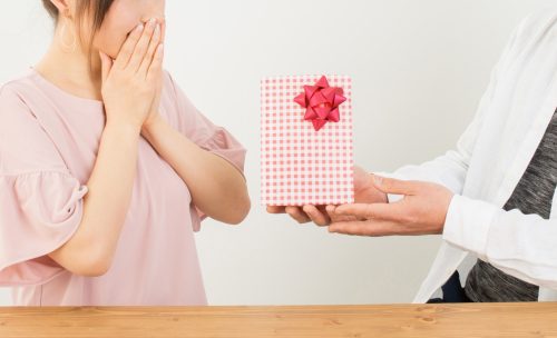 ホワイトデーで奥さんが喜ぶお返しとは?プレゼントの相場と選び方・渡し方